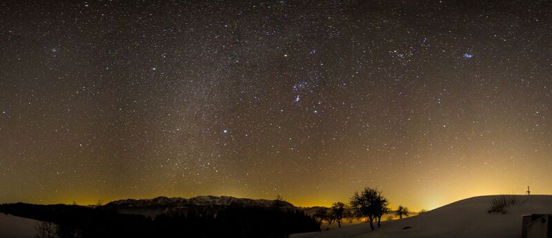 Datei:Panorama Höllengebirge Winter Sternenhimmel.jpg