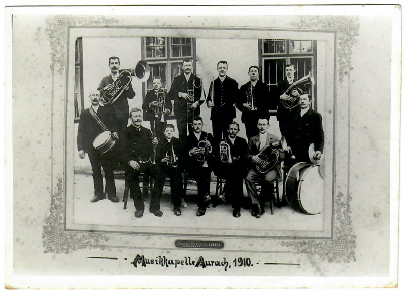 Datei:Musikkapelle-Aurach-1910.png