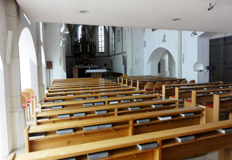 Datei:Pfarrkirche Seewalchen, Innenansicht.jpg