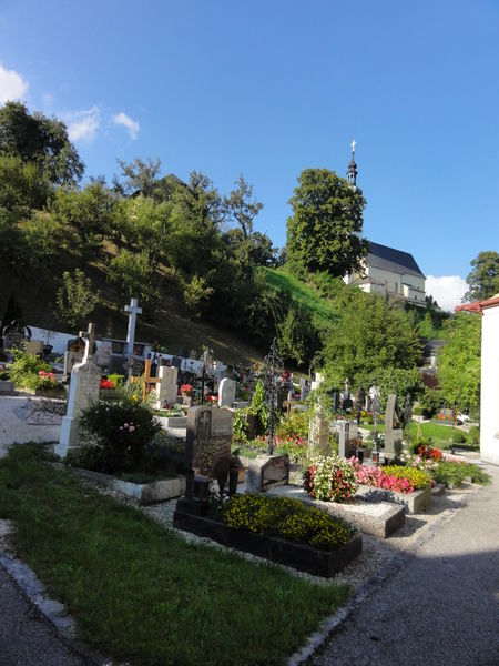 Datei:Friedhof bei der evangelischen Kirche.JPG