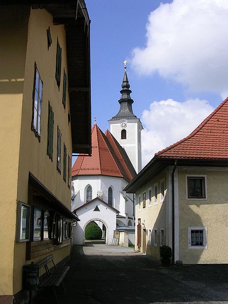 Datei:RZR DSCN2817b Kirchenplatz.JPG