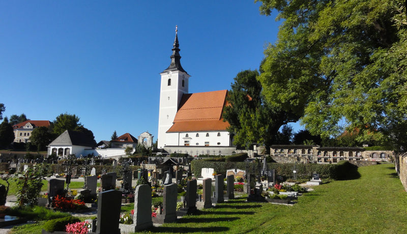 Datei:Pfarrkirche Seewalchen Südansicht mit Friedhof.jpg