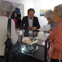 Zwach 2016 4 9 Christoph Bacher erlaeutert eine Apulische Schale.JPG