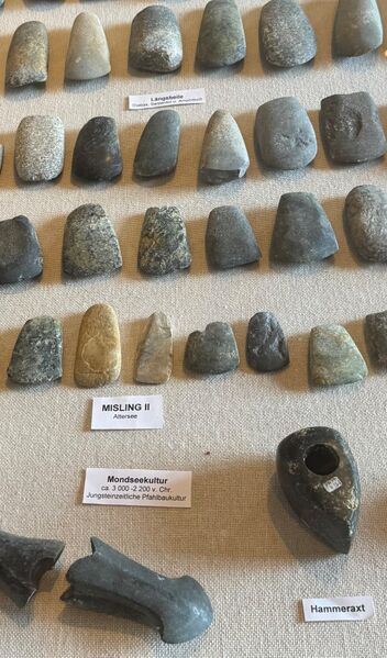 Datei:Steinbeile Museum Mondsee.jpg