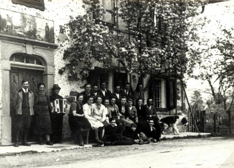 Datei:Niedermayrhof mit Leuten 1947.JPG