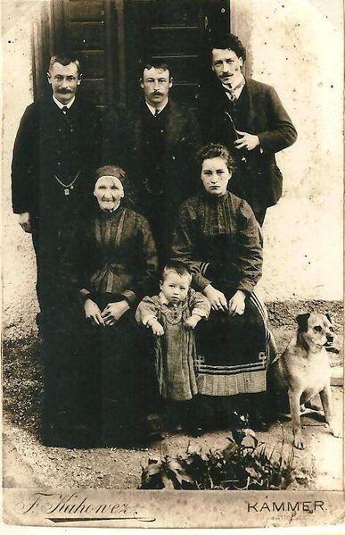 Datei:Zerlacher rechts stehend 1908.jpg