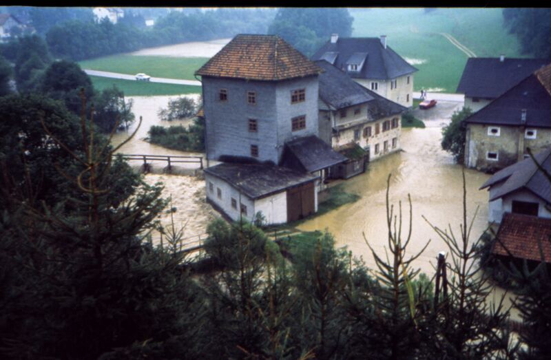 Datei:Hochwasser Straß 1985.jpg