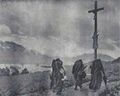 Bergbäuerinnen mit Kopftüchern gehen von der Kirche heim - 1939