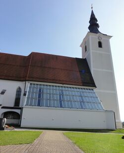 Pfarrkirche Seewalchen, Nordseite mit dem glasüberdachten Zubau.jpg
