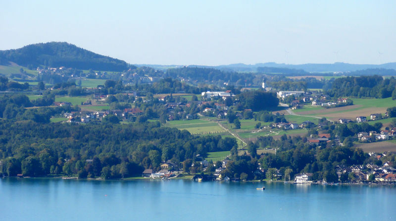 Datei:St. Georgen im Attergau, Ansicht von Weyregg aus.jpg