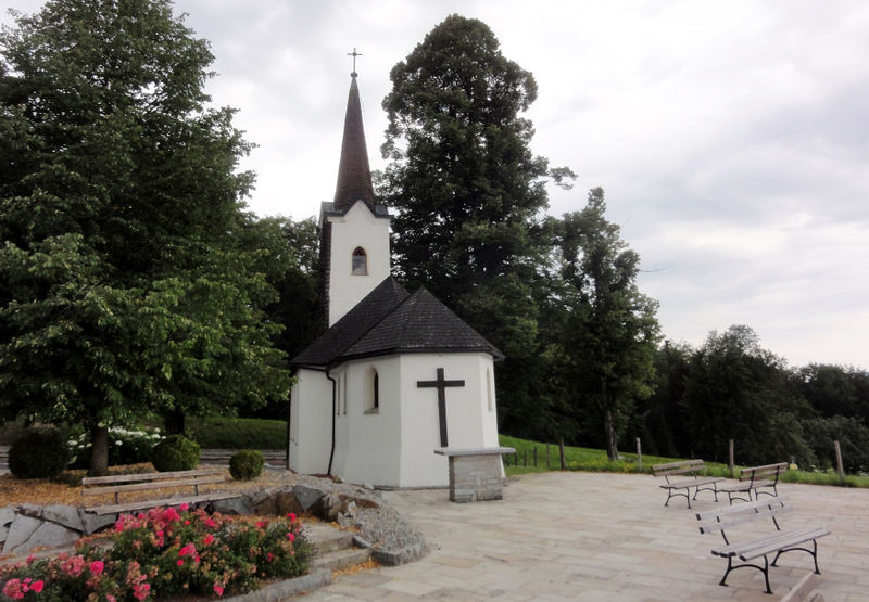 Datei:Kronbergkapelle mit Vorplatz und Steintisch.jpg