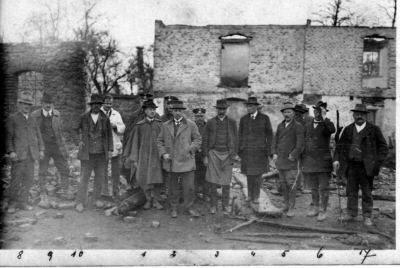 Datei:1926 Brand in Steindorf Begehung.jpg