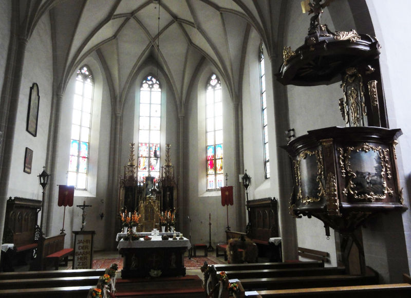 Datei:Pfarrkirche Weißenkirchen, Altarseite.jpg