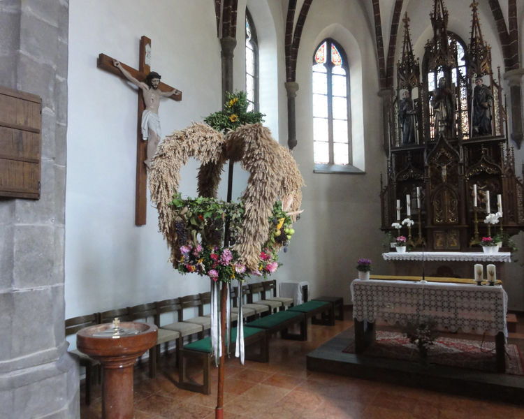 Datei:Erntekrone in der Pfarrkirche Steinbach.jpg