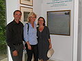 12. Juli 2012: Die Vorstandsmitglieder Leo Gander, Eva Knoll und Waltraud Ottet vor dem Bild "Am Attersee"