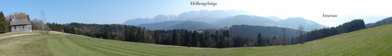 Datei:Gahbergkapelle mit Höllengebirge und Attersee.jpg