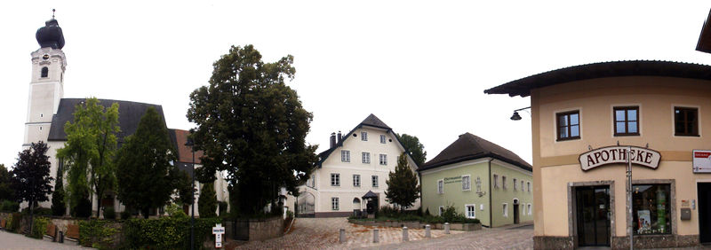 Datei:Zentrumsansicht St. Georgen im Attergau.jpg