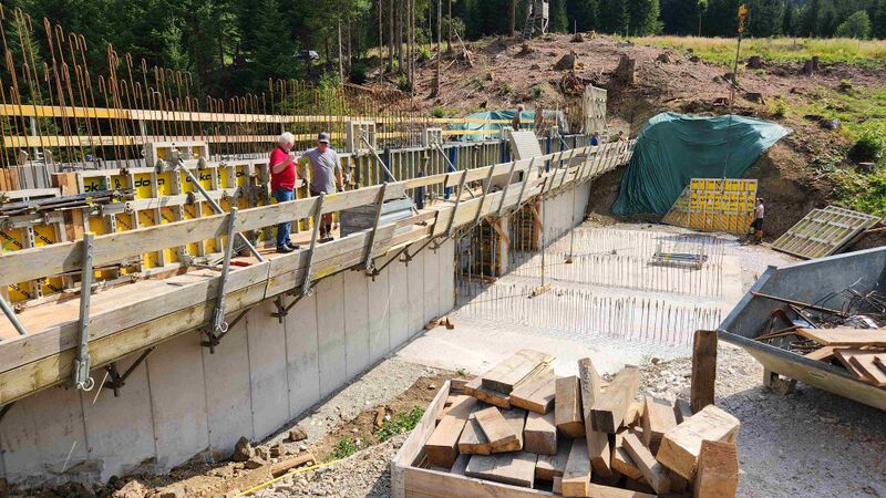 Datei:Sperrwerk am Breitmoosbach 20260730.jpg