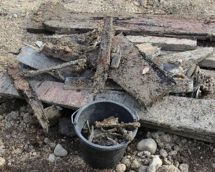 Datei:Holzbretter Sarg Litzlberg.jpg