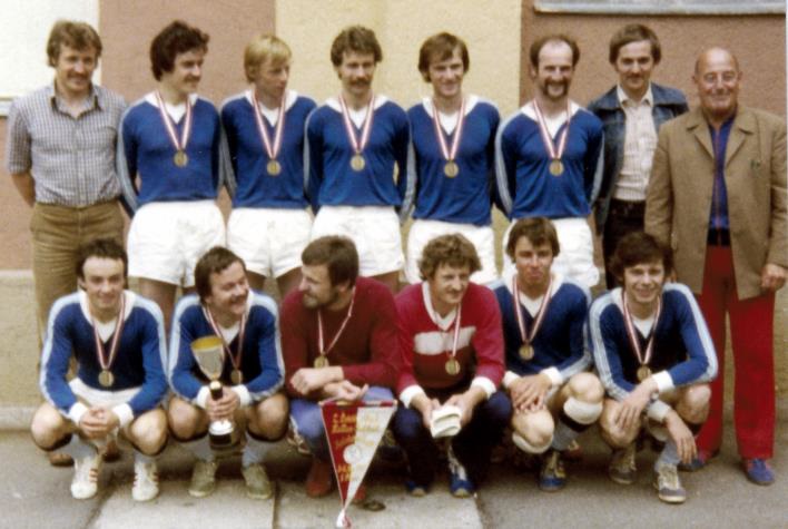 Datei:Fußballteam Uni Salzburg Reiter.jpg