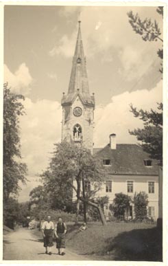 Gampern-Kirchturm-Schule.jpg