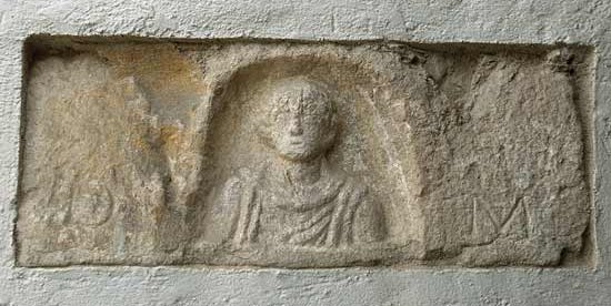 Datei:Grabdeckel Seewalchen.jpg