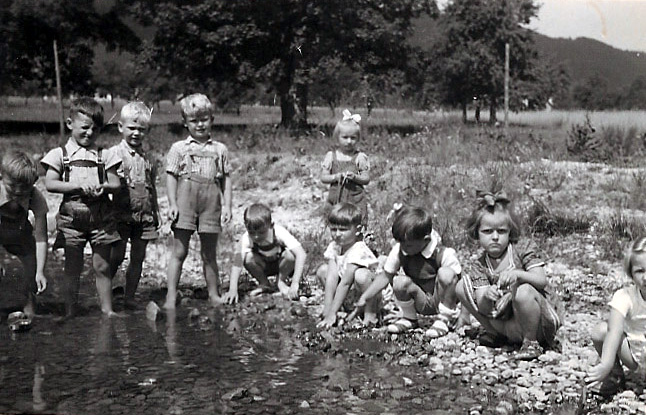 Datei:Kinder am See1946.jpg