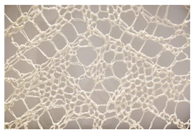 Datei:Zwach 2015 4 1 Noemi Kiss Strickwerk.jpg