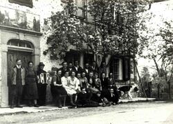 Niedermayrhof mit Leuten 1947w.jpg