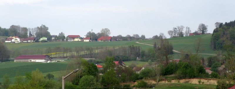Datei:Ortschaft Berg, Zoomaufnahme aus St. Georgen im Attergau.jpg