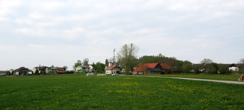 Datei:Ortschaft Berg in Attergau, Südansicht.jpg