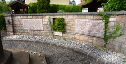 Erinnerungstafeln beim Kriegerdenkmal an Opfer des Zweiten Weltkrieges in Nußdorf am Attersee.jpg