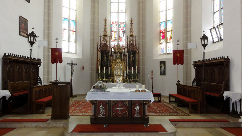 Datei:Pfarrkirche Weißenkirchen, Altarraum.jpg