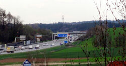 Autobahnverlauf östlich von Schörfling.jpg
