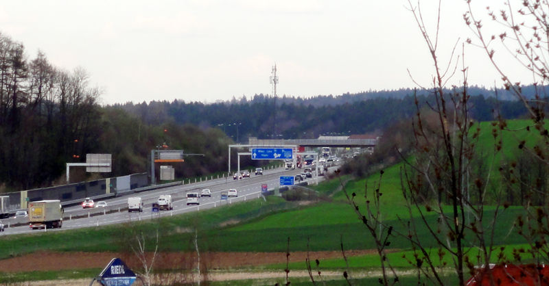 Datei:Autobahnverlauf östlich von Schörfling.jpg