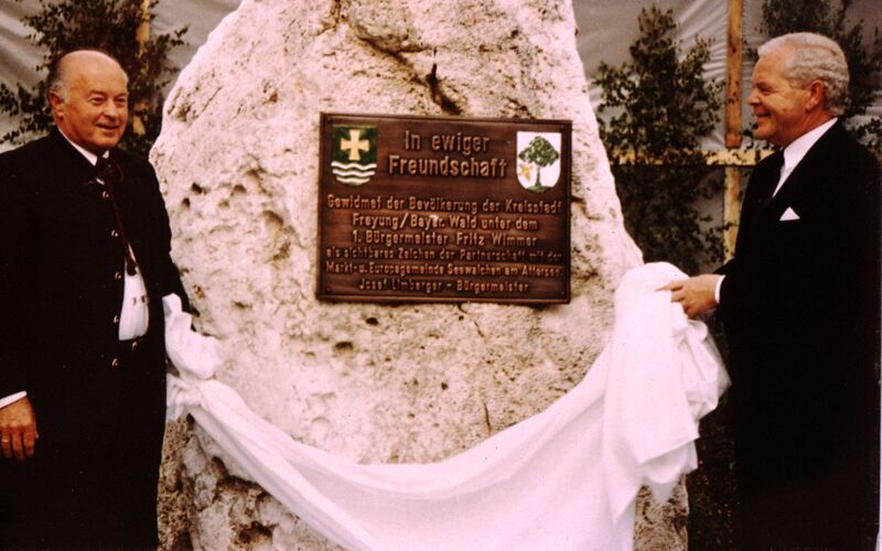 Datei:1990 Limberger Wimmer Partnerschaftsstein.jpg