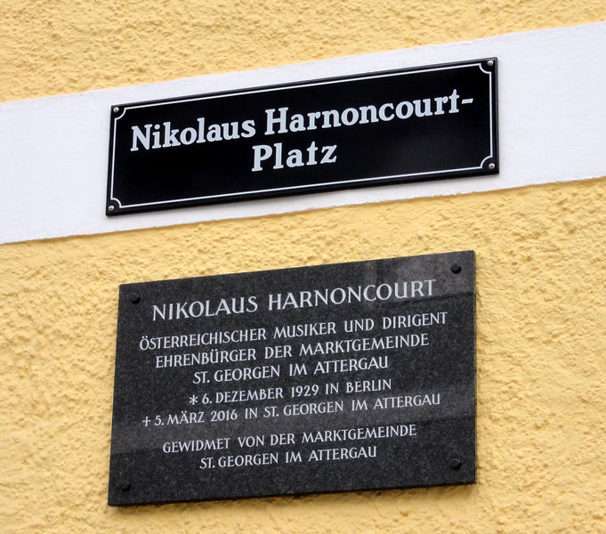 Datei:Tafel am Nikolaus Harnoncourt- Platz in St. Georgen.jpg