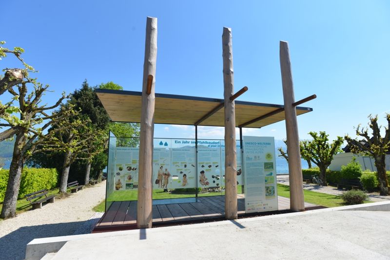 Datei:Pfahlbau pavillon atterseeckuratorium pfahlbauten.jpg