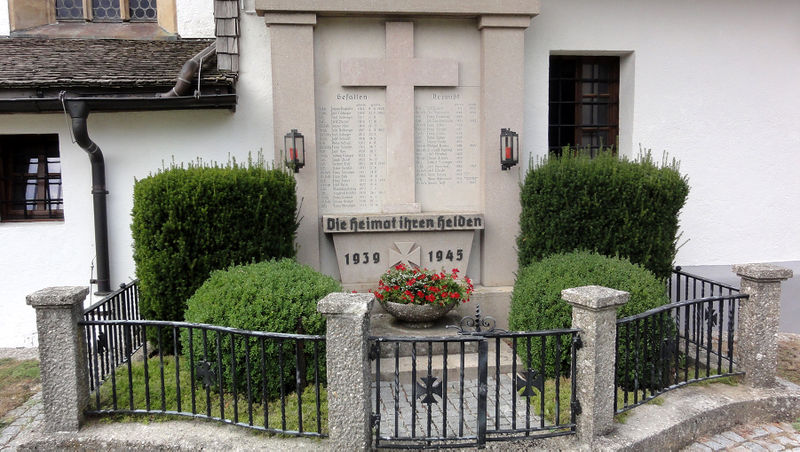 Datei:Kriegerdenkmal bei der Kirche in Weißenkirchen im Attergau.jpg