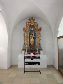 Pfarrkirche Seewalchen, ehemals rechte Seitenaltar mit dem hl. Benedikt kam in den Turm..JPG