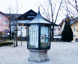 St. Georgen i. A., Infosäule am Kirchenplatz.jpg