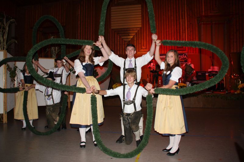 Datei:Attergauer Tanzgruppe.jpg