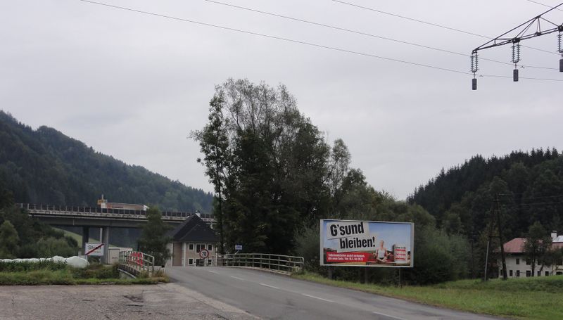 Datei:Autobahnbrücke in Straß.jpg