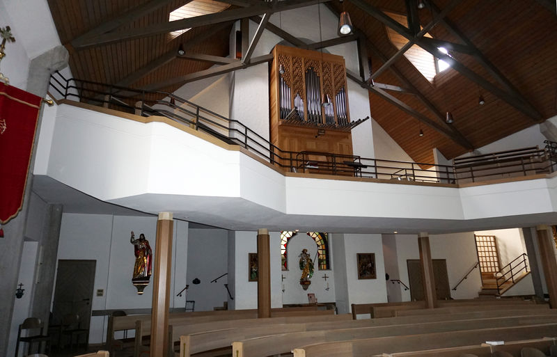 Datei:Empore und Orgel in der Pfarrkirche Nußdorf am Attersee.jpg