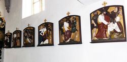 Reliefartige Kreuzwegbilder in der Pfarrkirche Abtsdorf (rechts).jpg