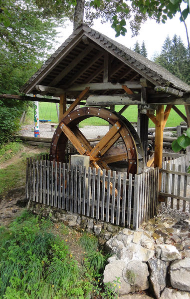 Datei:Neues Mühlrad in Freudenthal.jpg