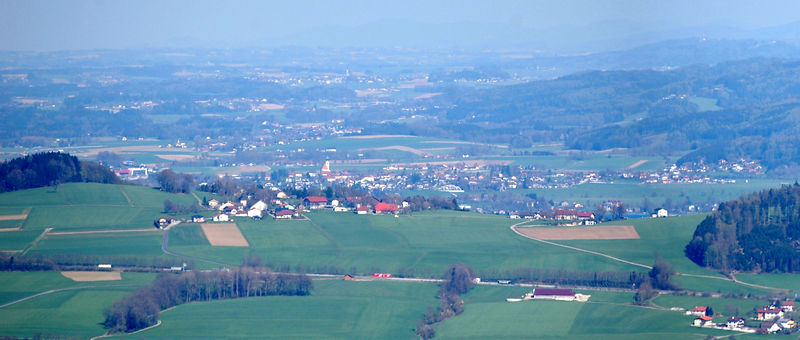 Datei:Ortschaft Berg, dahinter Schörfling, Ansicht vom Attergau-Aussichtsturm am Lichtenberg.jpg