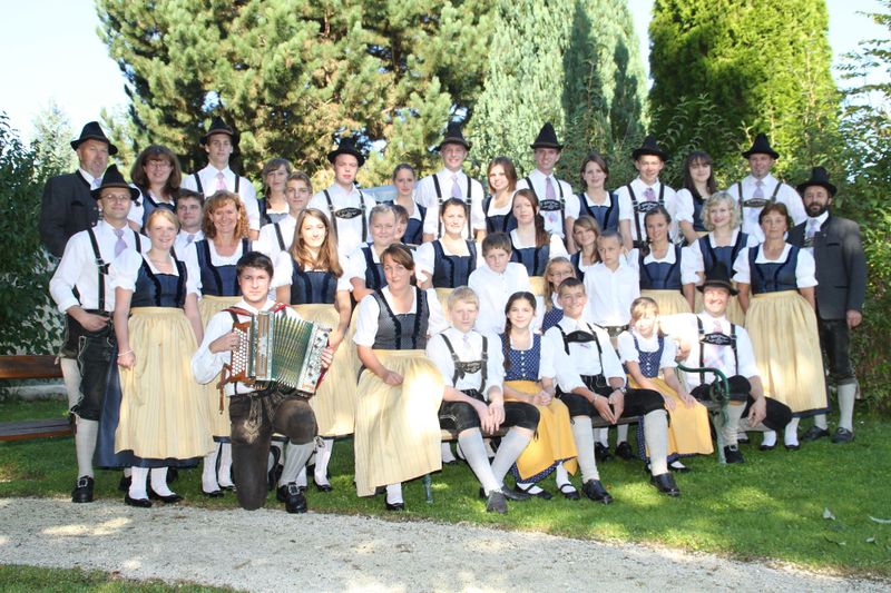 Datei:Attergauer Volkstanzgruppe.jpg