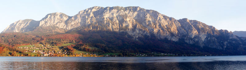Datei:Höllengebirge und Steinbach.JPG