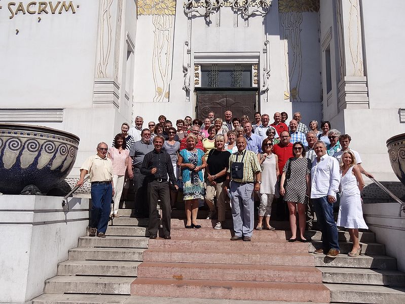 Datei:2015 GruppenfotoKultzrfahrt Secession LG.JPG